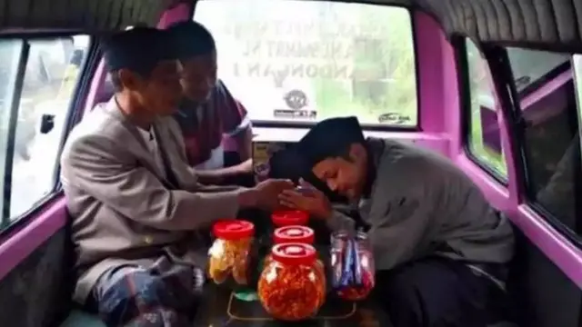 7 Potret Apes saat Naik Transportasi Umum, Bisa Bikin Emosi