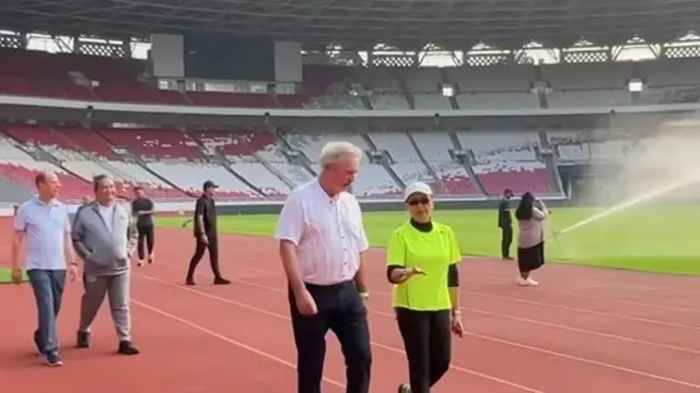 Menteri Luar Negeri (Menlu) Luksemburg Jean Asselborn (kiri) dan Menlu RI Retno Marsudi (kanan) melakukan olahraga di GBK sebelum melakukn pertemuan bilateral, Kamis (25/5/2023). (Instagram/@retno_marsudi)