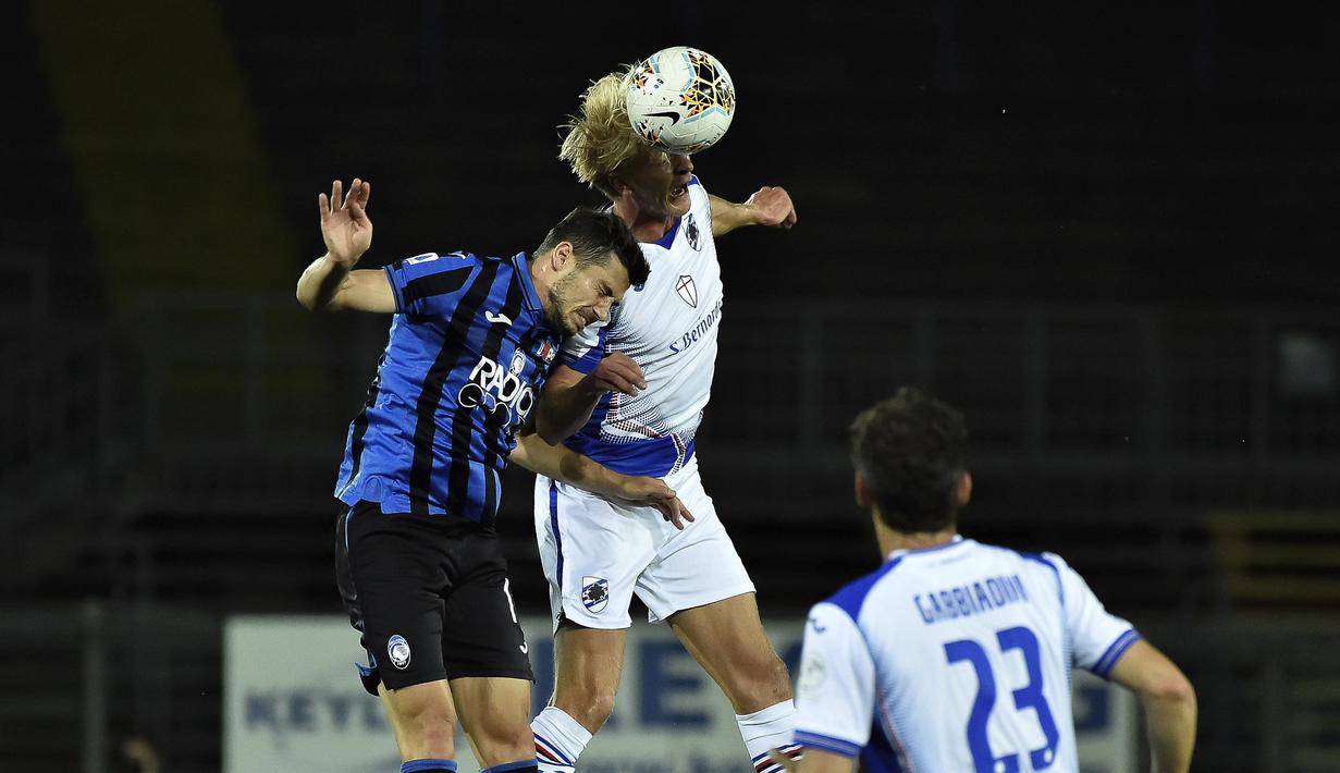 Gelandang Atalanta, Remo Freuler, berebut bola dengan gelandang Sampdoria, Morten Thorsby, pada laga lanjutan Serie A pekan ke-31 di Gewiss Stadium, Kamis (9/7/2020) dini hari WIB. Atalanta menang 2-0 atas Sampdoria. (Gianluca Checchi/LaPresse via AP)