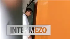 Video seorang dokter yang sedang memeriksa pasien sambil merokok beredar di dunia maya. Kejadian ini tentu saja membuat geram netizen. 