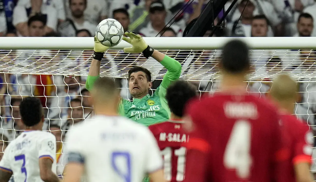 Kiper Real Madrid, Thibaut Courtois, melakukan penyelamatan saat laga final Liga Champions antara Liverpool melawan Real Madrid yang berlangsung di Stade de France, Saint Denis, Sabtu, 28 Mei 2022 waktu setempat. (AP Photo/Manu Fernandez)