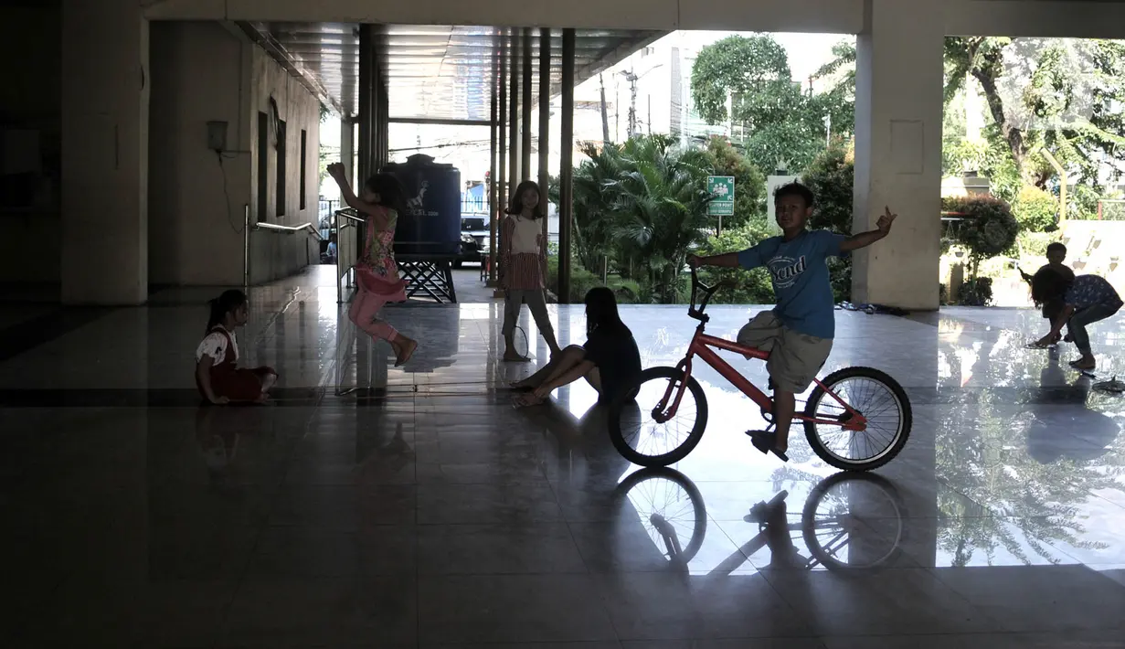 Anak-anak bermain di lobi Rusunawa Jatinegara Barat, Jakarta, Minggu (3/5/2020). Pemprov DKI Jakarta berencana membebaskan uang retribusi atau tarif rusunawa karena banyaknya penghuni yang tidak mampu membayar sewa akibat kesulitan ekonomi di tengah pandemi COVID-19. (merdeka.com/Iqbal S. Nugroho)
