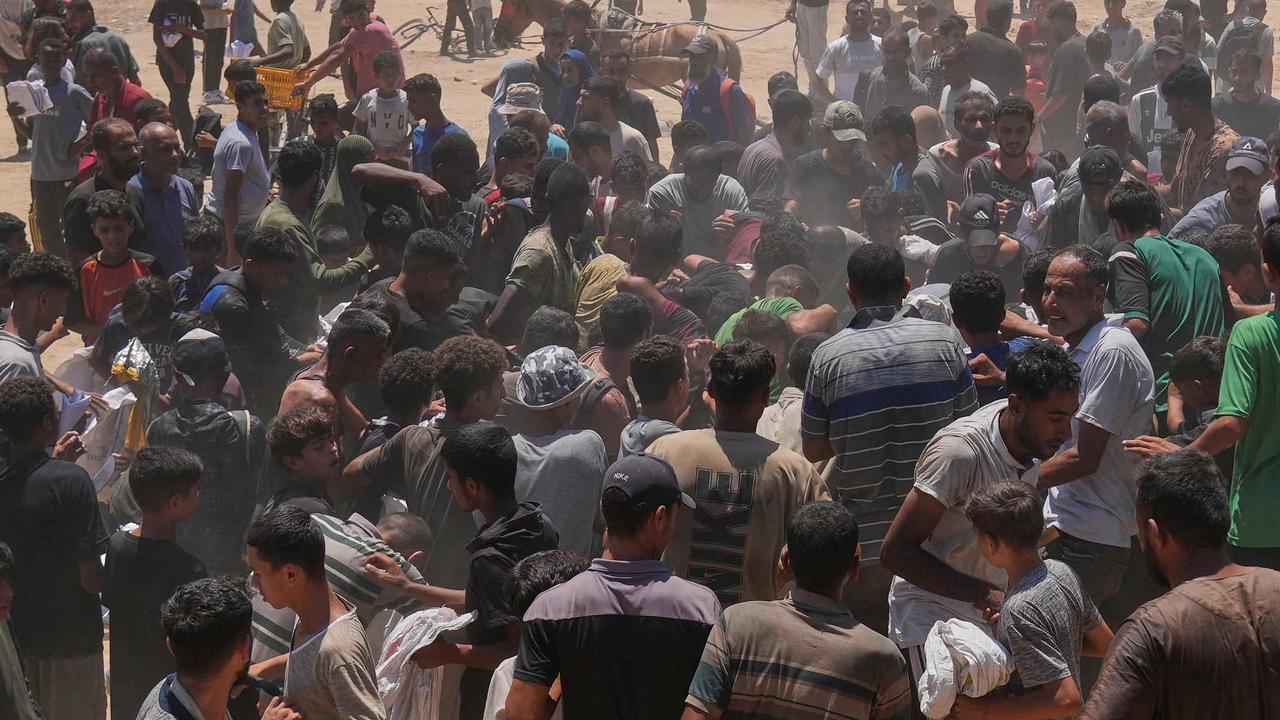 FOTO: Perjuangan Warga Gaza Berebut Bantuan dari Langit