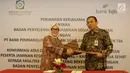 Direktur Komersial PT Bank BJB, Tbk Suartini (kiri) dan Direktur Keuangan dan Investasi BPJS Kesehatan Kemal Imam Santoso (kanan) bertukar nota kesepahaman kerjasama, Jakarta. Rabu (22/11). (Liputan6.com/Angga Yuniar)