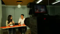 Dalam perbincangan di Jakarta, Kamis (5/3/2015). Richard Ahmad tak lupa membahas berbagai kendala yang dihadapi Persija. Seperti persetereruan dengan Persib Bandung, harga tiket yang melambung, dan prestasi Persija. (Liputan6.com/Gautama Adianto)