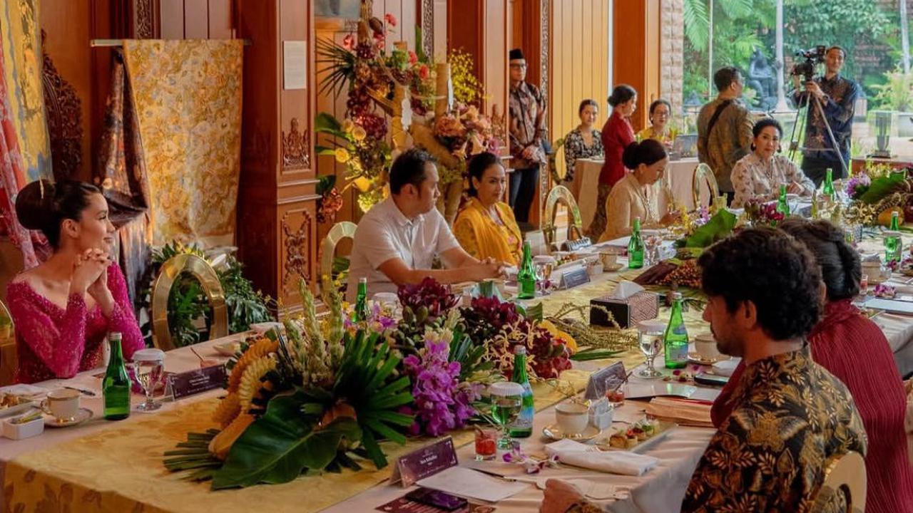 7 Potret Cinta Laura Tampil Elegan dalam Kebaya Merah Muda di Hari Kartini