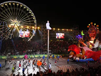 Karnaval Raja Hewan berparade melalui Place Massena saat upacara pembukaan Karnaval Nice di Nice, Prancis, 11 Februari 2022. Tema karnaval edisi ke-149 kali ini adalah Raja Hewan. (AP Photo/Daniel Cole)