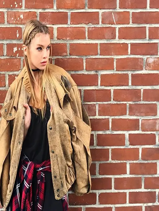 "Karier modelling mu sungguh cemerlang, namun alangkah baiknya jika pose mu tak terlalu vulgar," tambah salah satu akun netizen. (pinterestBintang.com)