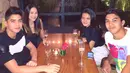 Setelah berbagi momen seru bersama di Bali, DJ tampan ini bersama Alyssa Daguise melakukan dinner romantis di salah satu restoran di kawasan Kemang. Tampak pula El, adik dari Al, dan juga seorang teman mereka.  (via instagram/@alyssadaguise)