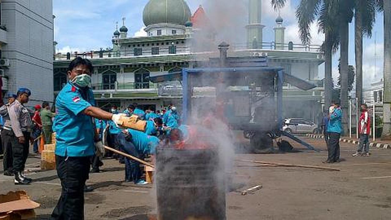 Polres Jaksel bakar ganja asal Aceh senilai Rp 14,8 miliar