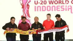 Ketua Umum PSSI Erick Thohir (kiri), Menpora Zainudin Amali (tengah), pelatih Indra Sjafri (kedua kiri), artis Baim Wong saat launching merchandise resmi Piala Dunia U-20 2023 di Atrium Mall FX Sudirman, Senayan, Jakarta, Rabu (8/3/2023). Apparel lokal, Juara, dipercaya menjadi penyedia suvenir Piala Dunia U-20 2023 dengan menyediakan 53 jenis merchandise yang siap dijual ke masyarakat. (Liputan6.com/Herman Zakharia)