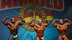 Sejumlah binaraga memamerkan otot di depan juri pada kontes Arnold Classic Europe 2019 di Barcelona, Sabtu (21/9/2019). Arnold Classic Europe merupakan kompetisi body builder yang akan berlangsung dari 20 hingga 22 September. (Photo by LLUIS GENE / AFP)