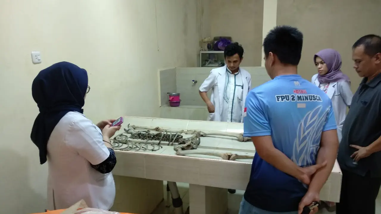 Tim dokter forensik RS Bhayangkara dan Fakultas kedokteran UHO, usai melakukan autopsi tulang belulang di Pantai Buton Selatan, Jumat (21/2/2020).(Liputan6.com/Ahmad Akbar Fua)