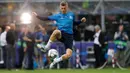Gelandang Real Madrid, Toni Kroos mengontrol bola saat sesi latihan di stadion San Siro, Milan, Italia, (27/5). Real Madrid akan bertanding di Final Piala Champion melawan klub sekotanya, Athletico Madrid. (Reuters/Stefan Wermuth)