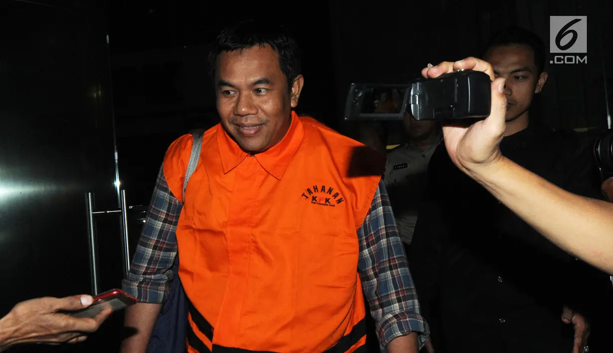 Mantan Wakil Bupati Malang periode 2010-2015 Ahmad Subhan usai menjalani pemeriksaan di Gedung KPK, Jakarta, Rabu (7/11). Selain Subhan, KPK menetapkan dua orang lain sebagai tersangka. (Merdeka.com/Dwi Narwoko)