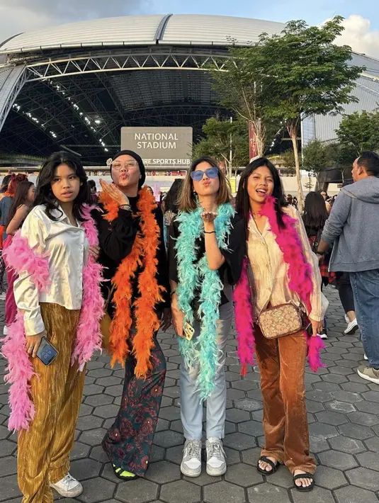 Bersama ibu dan siblings-nya, gaya kompak ala 70-an menyempurnakan gaya fashionnya kala menonton Harry Styles. [Instagram/Kyraawahab]