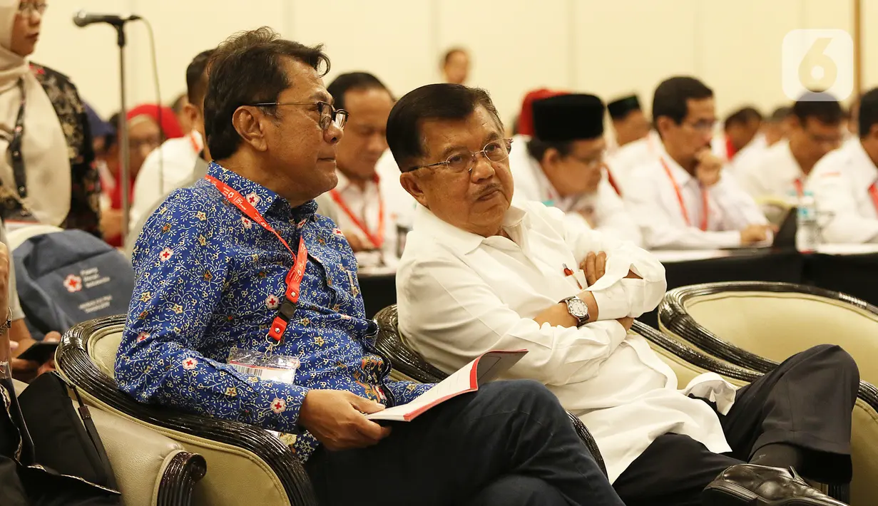 Mantan Wakil Presiden, yang juga Ketua Umum Palang Merah Indonesia (PMI) Jusuf Kalla menghadiri Musyawarah Nasional XXI PMI, di Jakarta, Selasa (17/12/2019). Jusuf Kalla kembali terpilih secara aklamasi menjadi ketua umum PMI ketiga kalinya untuk periode 2019-2024. (Liputan6.com/Herman Zakharia)