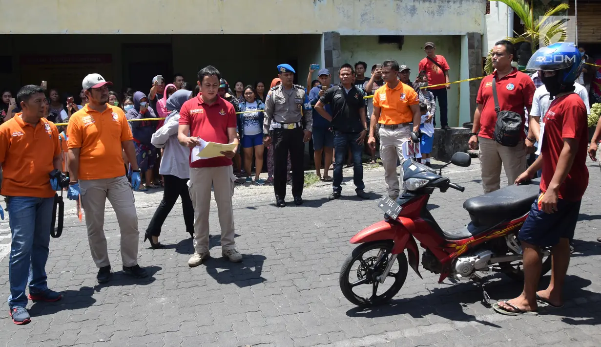 Reka adegan pembunuhan penghuni rehabilitasi sosial (resos) Argorejo Sunan Kuning Semarang, Jawa Tengah, Selasa (18/9). Korban berinisial AS berusia 23 tahun dibunuh di Wisma Mr. Classic. (Liputan6.com/Gholib)