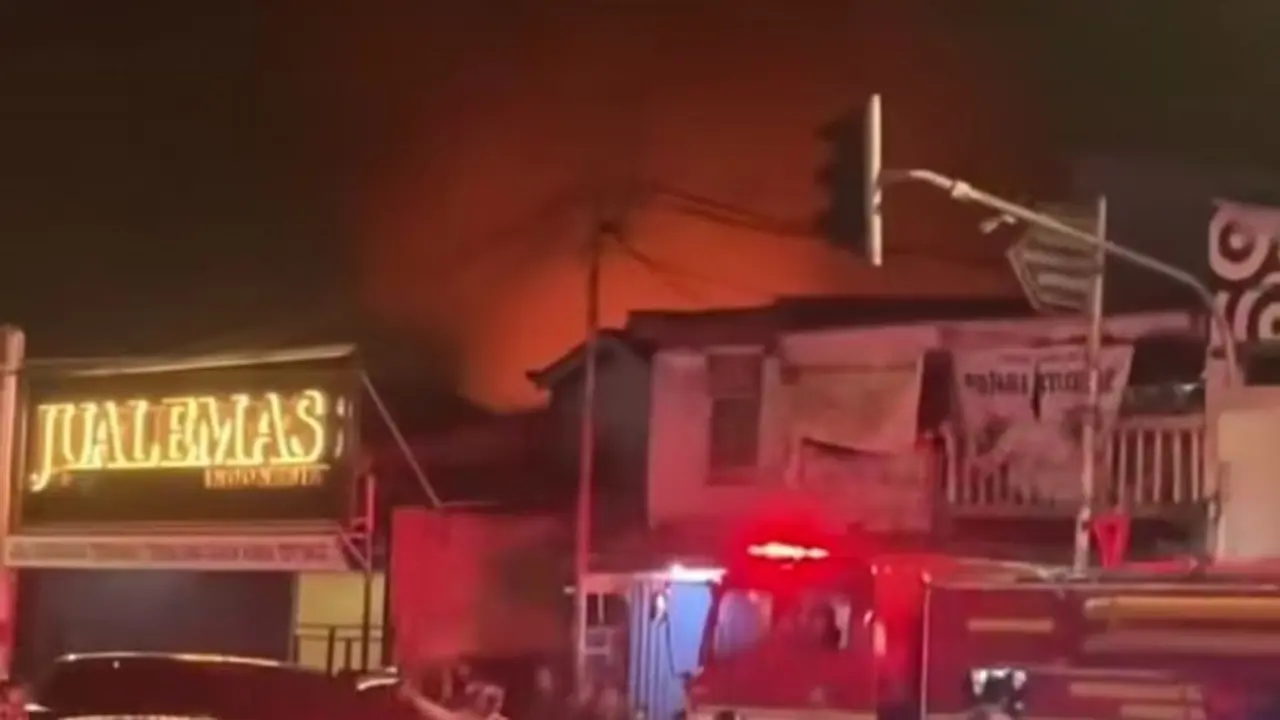 Kebakaran melanda gudang di kawasan Jalan Pos Pengumben Raya, RT. 07 / RW. 05 Kelapa Dua, Kebun Jeruk, Jakarta Barat pada Kamis (13/8/2026) dini hari. (Istimewa)