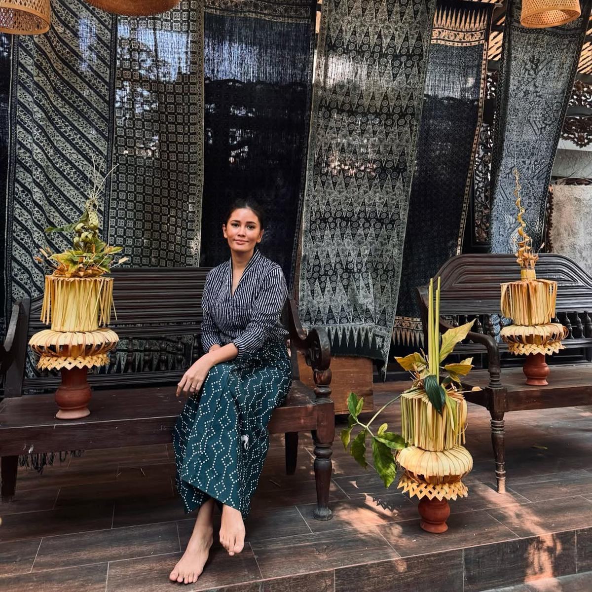 Pesona Titi Radjo Padmaja saat Kenakan Batik dengan Berbagai Model, Super Elegan dan Kasual