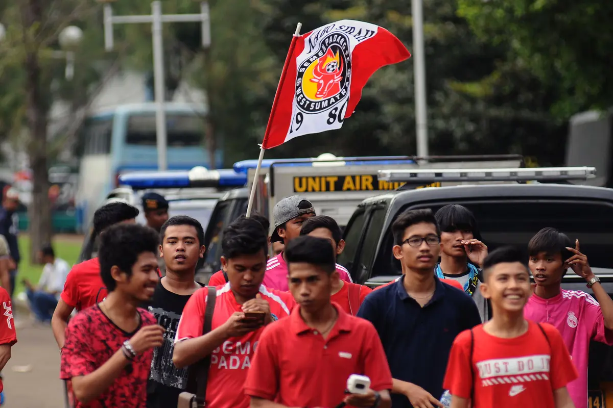 Sejumlah suporter Semen Padang mengibarkan bendera saat memasuki areal Stadion GBK Jakarta