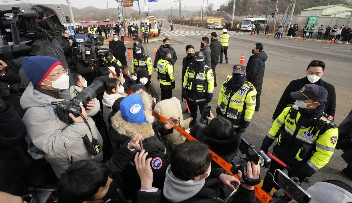 Media menunggu Jin BTS tiba sebelum ia masuk wajib militer untuk bertugas di dekat pusat pelatihan tentara di Yeoncheon, Korea Selatan, Selasa (13/12/2022). Selain datang langsung ke lokasi, komunitas yang menyebut dirinya ARMY tersebut juga menaikkan tagar #UntilWeMeetAgainJin di media sosial. (AP Photo/Ahn Young-joon)