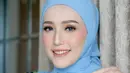 <p>Adelia Pasha terlihat cantik dengan hijab berwarna biru muda. Hijabnya dilingkarkan di leher dengan membentuk bagian segitiga di dada, gaya hijab yang bisa membingkai wajahnya dengan apik. Foto: Instagram.</p>