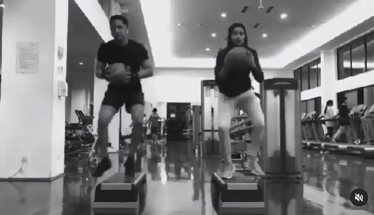 Gerakan selanjutnya, Hengky Kurniawan dan Sonya Fatmala lari di tempat sambil membawa bola basket. Keduanya juga berdiri di tempat yang tak sama tingginya. (Foto: Instagram/@hengkykurniawan)