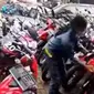 Emak-emak rusak motor (Instagram/@fakta.indo)