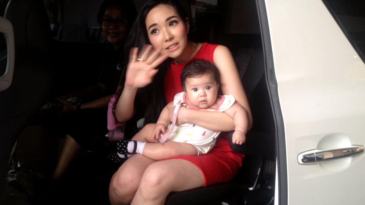 Usia Lima Bulan, Putri Gisel-Gading Sudah Mengerti Nonton TV - ShowBiz ...