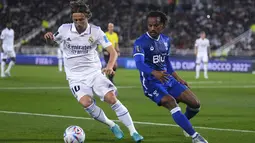 Gelandang Real Madrid Luka Modric berebut bola dengan gelandang Al Hilal Andre Carrillo dalam partai final Piala Dunia Antarklub 2022 di Prince Moulay Abdellah Stadium, Rabat, Minggu (12/2/2023) dini hari WIB. Berkat hasil ini, Real Madrid pun berhak menjadi juara Piala Dunia Antarklub untuk kelima kalinya. (AP Photo/Manu Fernandez)