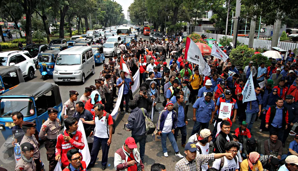 Kendaraan terjebak kemacetan saat melintas di Jalan Medan Merdeka Selatan, Jakarta, Selasa (6/10). Demo buruh yang berlangsung di depan Kementerian BUMN menyebaban kemacetan di sepanjang jalan tersebut. (Liputan6.com/Immanuel Antonius)