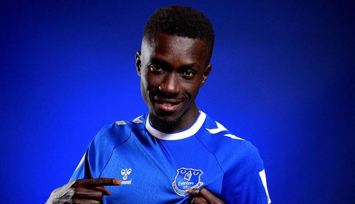 Everton berhasil mendatangkan Idrissa Gueye dari Paris Saint-Germain. Sebelumnya, Gueye memang kesulitan untuk menjadi pilihan utama di lini tengah Les Parisiens. Ia pun dibeli oleh The Toffess dengan harga murah, yaitu 6 juta euro. Gueye sendiri sebelumnya pernah berseragam Everton saat 2016 hingga 2019. (Twitter/@Everton)