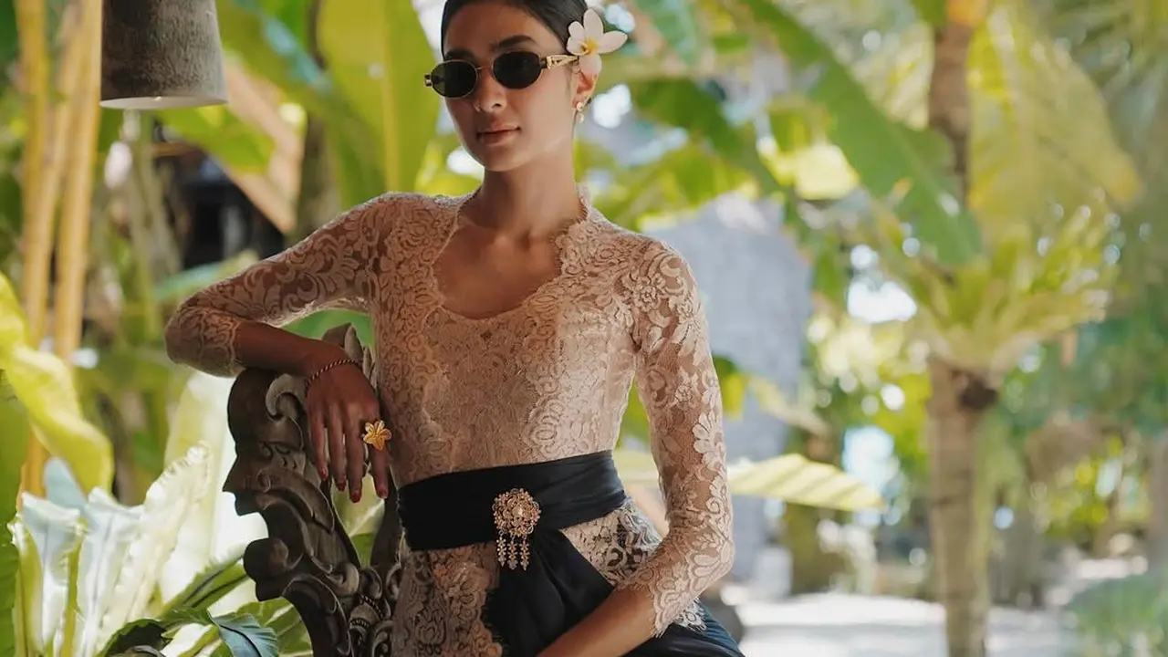 Pesona Mikha Tambayong Berkain Bali dan Kebaya (Instagram/@miktambayong)
