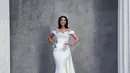Dihiasi sutera putih dan mawar kristal, gaun ini tampil dengan off shoulder klasik dan headpiece mawar [@rheakapoor]