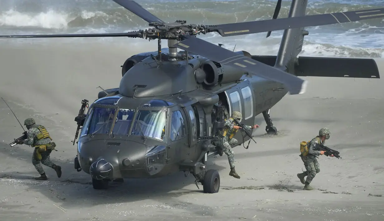 Marinir Filipina turun dari helikopter saat latihan militer gabungan AS-Filipina di Pantai Claveria, Provinsi Cagayan, Filipina, 31 Maret 2022. Latihan militer gabungan tahunan ini berjudul Balikatan atau "bahu-ke-bahu" dalam bahasa Tagalog. (AP Photo/Aaron Favila)
