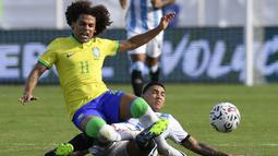 Pemain Timnas Brasil U-23, Guilherme (depan) terjatuh usai ditekel pemain Argentina U-23, Roberto García pada laga Kualifikasi Olimpiade Paris 2024 Zona Conmebol di Brigido Iriarte Stadium, Caracas, Venezuela, Minggu (11/2/2024). (AP Photo/Matias Delacroix)