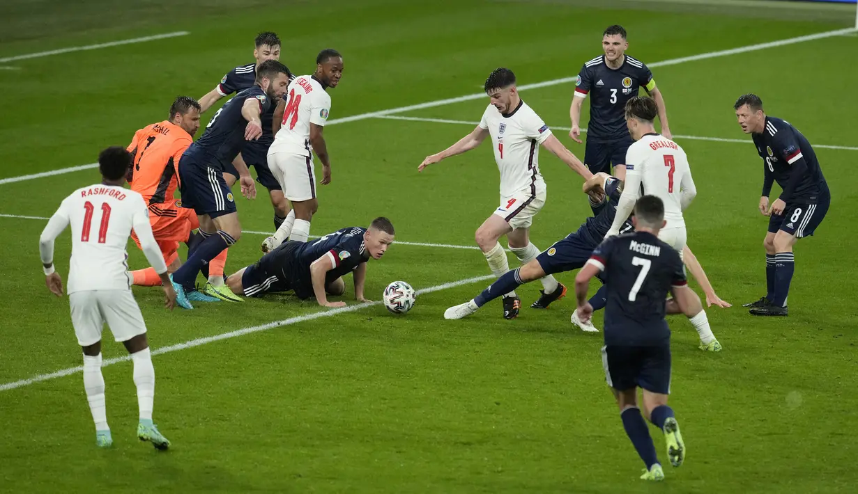Gelandang Inggris, Declan Rice (tengah) berusaha mencetak gol saat bertanding melawan Skotlandia pada pertandingan grup D Euro 2020 di stadion Wembley, di London, Jumat (18/6/2021). Inggris bermain imbang atas Skotlandia dengan skor 0-0. (AP Photo/Matt Dunham, Pool)