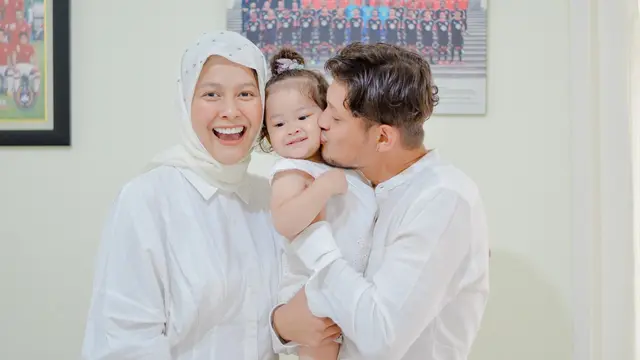 Syamsir Alam dan Bunga Jelitha melaksanakan akikah secara sederhana.
