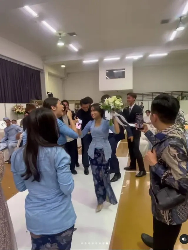 7 Potret Fuji Jadi Bridesmaid di Pernikahan Azizah Salsha, Menawan Pakai Kebaya