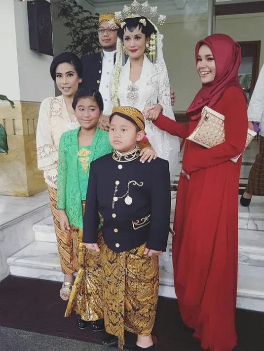 "Alhamdulillah tadi jam 8.30 akad nikah berlangsung dipimpin oleh kepala KUA Kecamatan Kebayoran Baru," kata Drs Deden Supriatna, paman Adrianto di Jalan Brawijaya I, Kebayoran Baru, Jakarta Selatan, Sabtu (12/11). (dok. Instagram/@bumiauw)