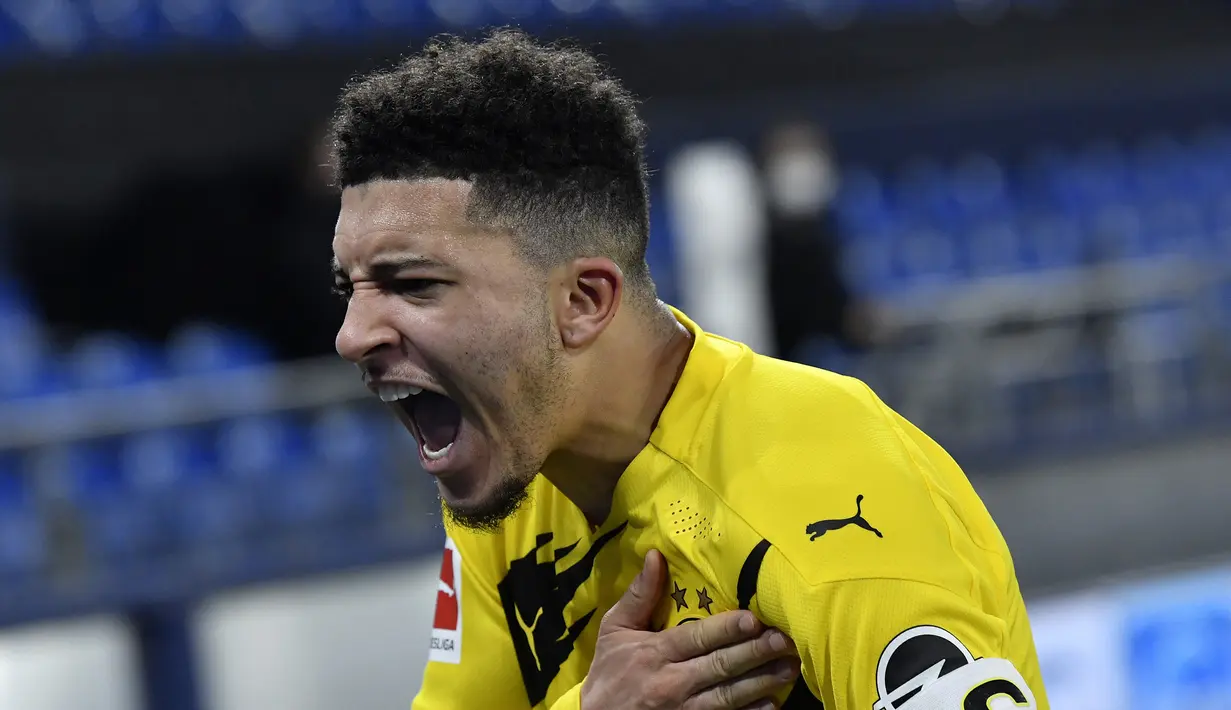 Gelandang Borussia Dortmund, Jadon Sancho melakukan selebrasi usai mencetak gol pertama timnya ke gawang Schalke dalam laga lanjutan Liga Jerman 2020/21 pekan ke-22 di Veltins Arena, Sabtu (20/2/2021). Borussia Dortmund menang 4-0 atas Schalke. (AP/Martin Meissner/Pool)