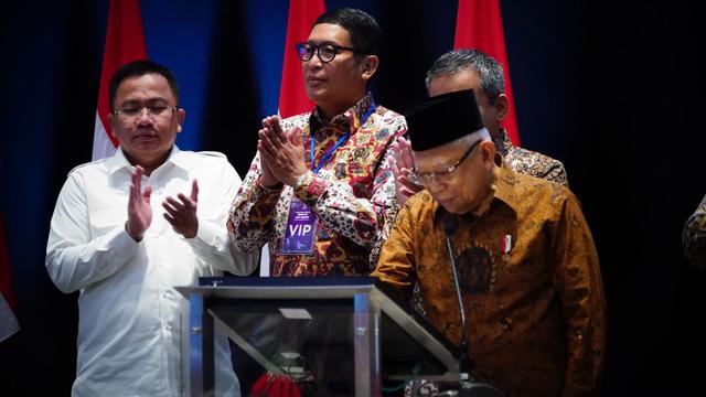 Seremoni penerbitan efek beragun aset syariah berbentuk Surat Partisipasi (EBAS-SP) bernama EBAS-SP-SMF-BRIS01 yang pertama di Indonesia, Senin (19/6/2023).  (Foto: BEI)