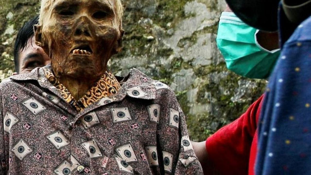 Dari peristiwa tersebut, Pong menganggap orang yang telah meninggal harus tetap harus dirawat dan dihormati, meskipun kondisi jenazah sudah tidak berbentuk lagi. Foto: IDRIES / AFP