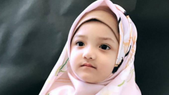 5 Pose Imut  Arsy Saat Mengenakan Jilbab News 