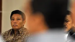 Terdakwa Dirut PT Dutasari Citralaras, Machfud Suroso saat mendengarkan keterangan saksi dalam sidang lanjutan di Pengadilan Tipikor, Jakarta, Senin (5/1/2015). (Liputan6.com/Miftahul Hayat)