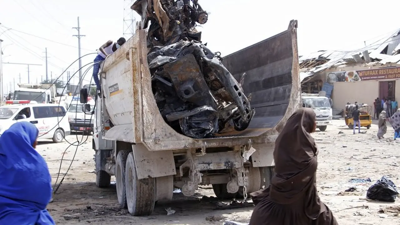 Bom mobil di Mogadishu, Somalia menewaskan hingga 76 orang.