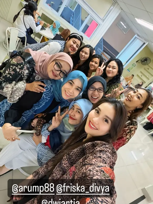 Ayu Ting Ting dengan Wali Murid Teman Bilqis