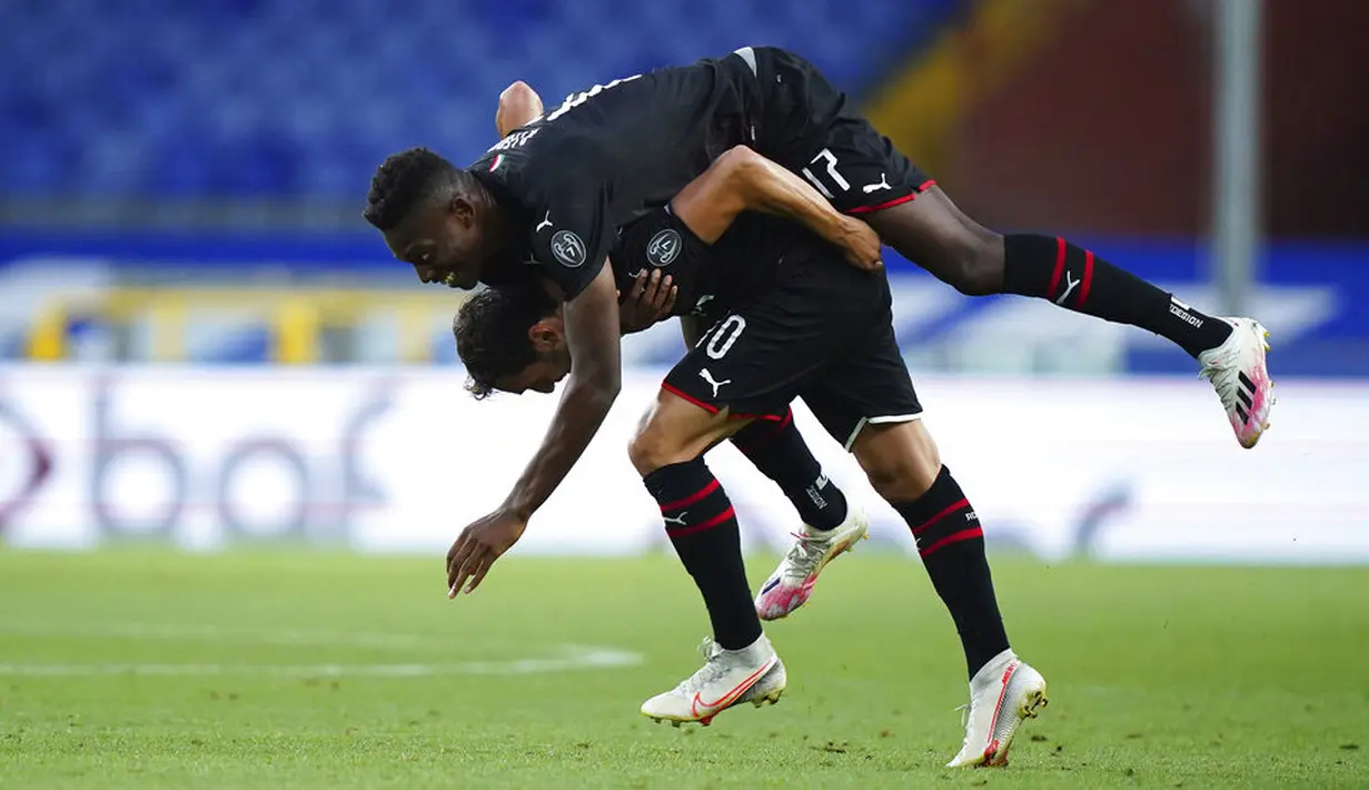 Pemain AC Milan, Hakan Calhanoglu, melakukan selebrasi bersama Rafael Leao usai mencetak gol ke gawang Sampdoria pada laga Serie A di Stadion Luigi Ferraris, Rabu (29/7/2020). AC Milan menang 4-1 atas Sampdoria. (Spada/LaPresse via AP)