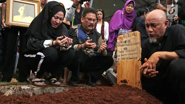 Rekan Artis Datangi Pemakaman Sys NS